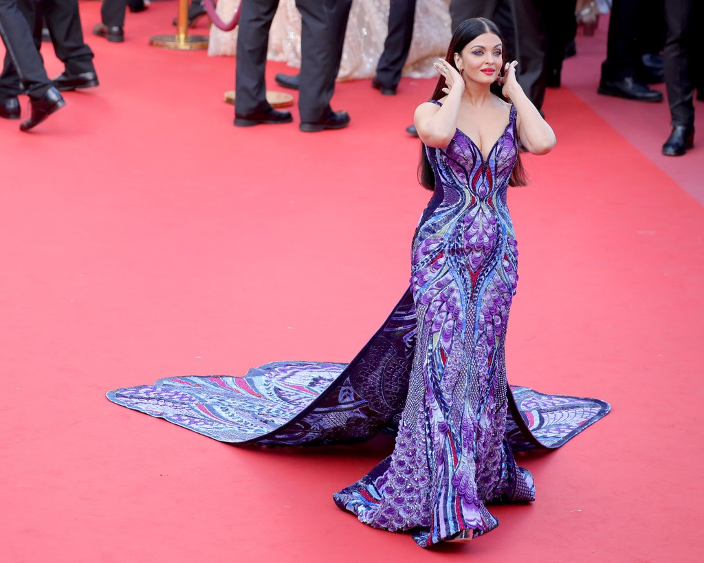 Cận cảnh mẫu váy lộng lẫy tốn 3.000 giờ làm của Hoa hậu thế giới Aishwarya Rai Cận cảnh mẫu váy lộng lẫy tốn 3.000 giờ làm của Hoa hậu thế giới Aishwarya Rai